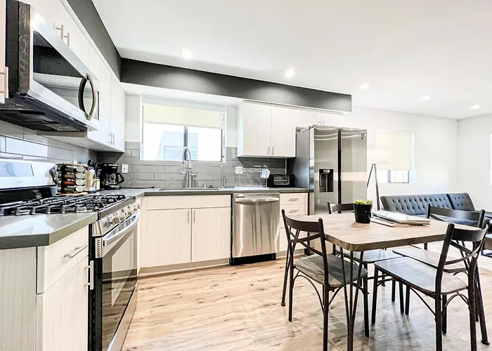 Elegant 4-Bedroom Family Home - Oak2 - Lad